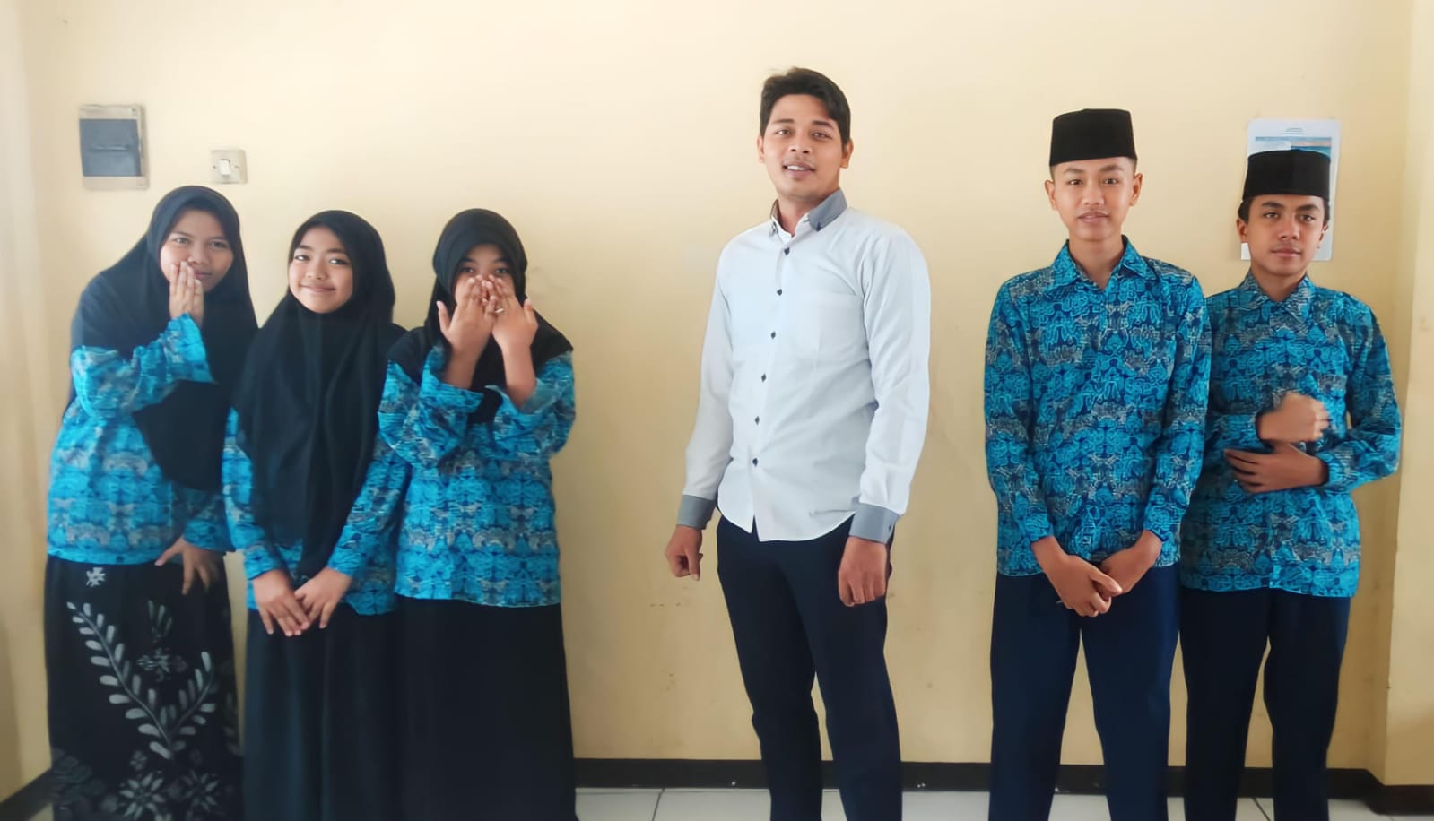 Kepala sekolah bersama santri